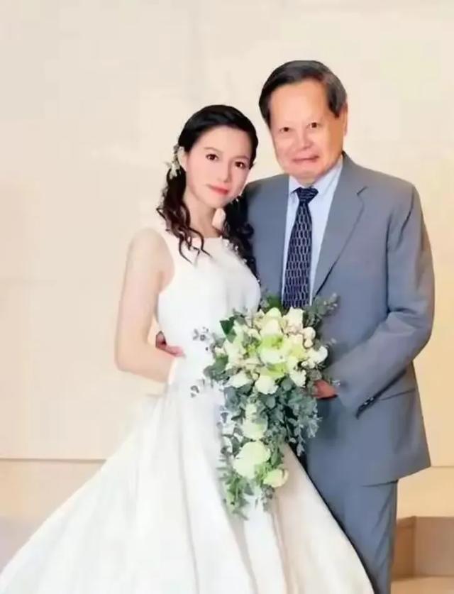 103岁杨振宁身体出奇硬朗，妻子翁帆无意说漏嘴：他提出3大要求