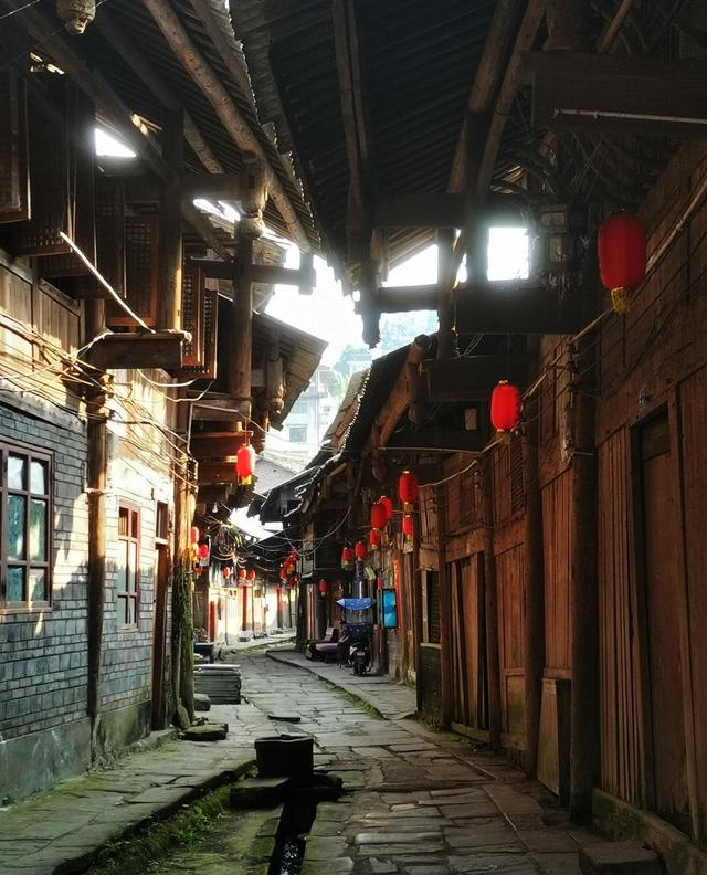 四川一景区火了！16 亿砸出 280 亩古城，想超过乌镇周庄？