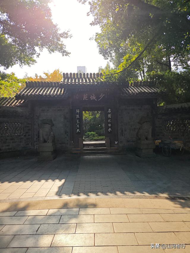 终究是一碗小谭豆花，收留了我失落在人民公园的童年