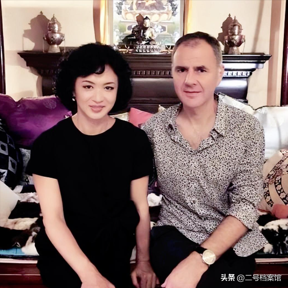 面相变了！逃到国外半年多，58岁金星近照曝光，早年风光已然不再