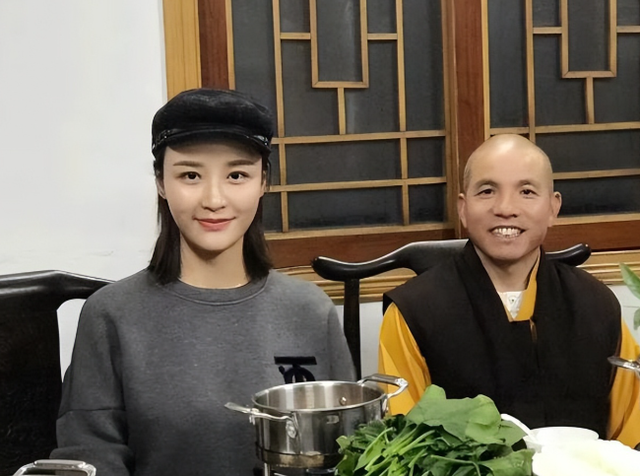 少林新主持印乐，和女游客合影曝光，面相慈爱，和释永信完全不同