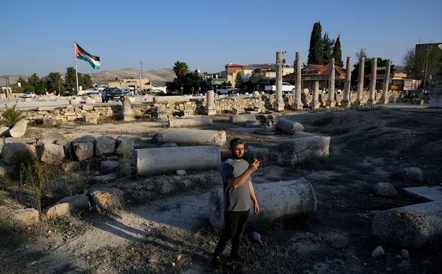 石碑下的驱逐，塞巴斯提亚村民守护的不只是土地，更是文明记忆