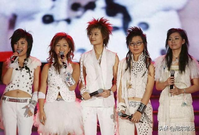 39岁何洁演唱会状态曝光，肚子三层肉腋下勒出副乳，养4娃显疲惫