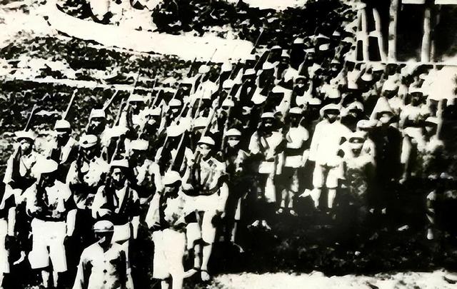 叶剑英为毛主席守灵时，假借见外宾突然离开，私下和一人秘密见面