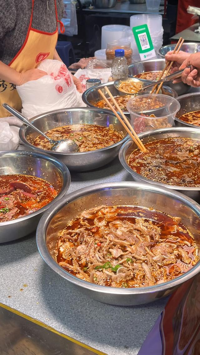 轨道直达的赶场地！地方超大，东西多，买菜这些超方便