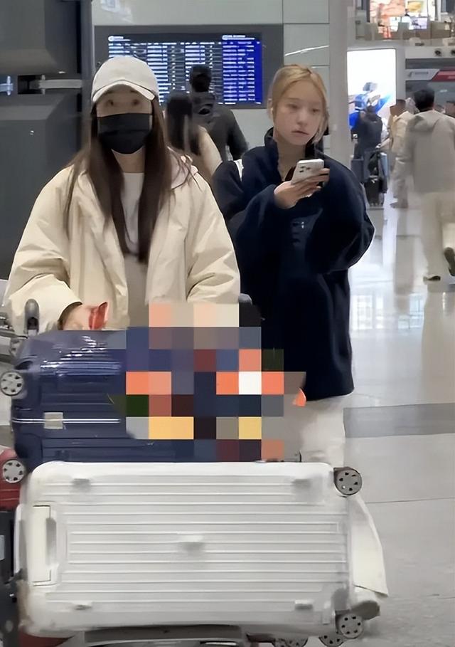 赵薇母女现身北京机场，15岁女儿一头黄毛，穿搭比50岁妈妈还成熟