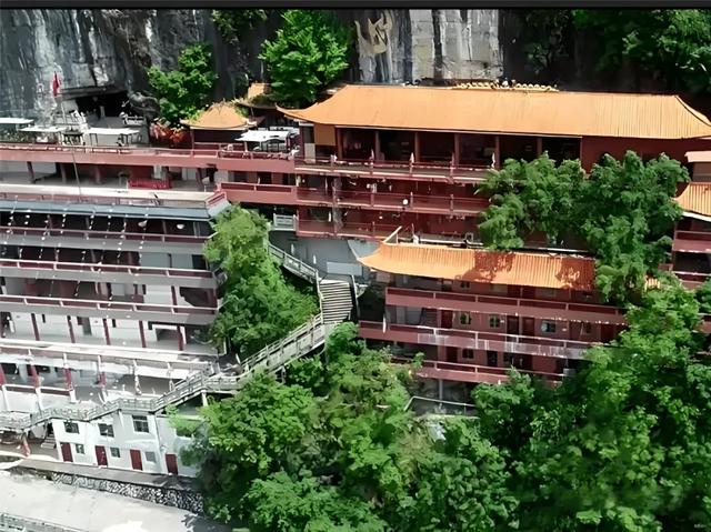 一半岩洞一半屋,广西灵阳寺