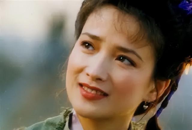 何晴葬礼举行！儿子手捧骨灰，遗像曝光惹泪目，廖京生现身送别