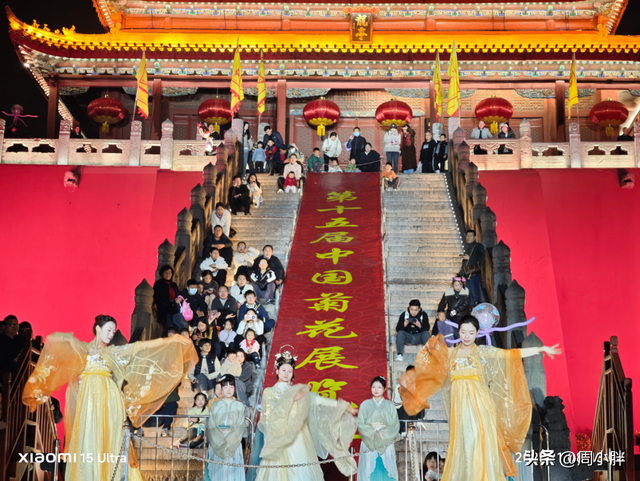 15分钟617人登顶龙亭大殿，传统观光景区迈向沉浸夜游的关键一步