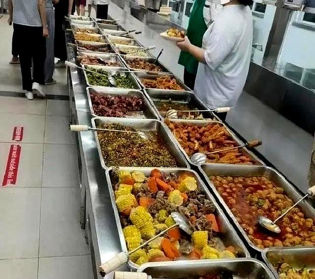 北京下了死命令，2027年底前，所有中小学必须告别校外配餐