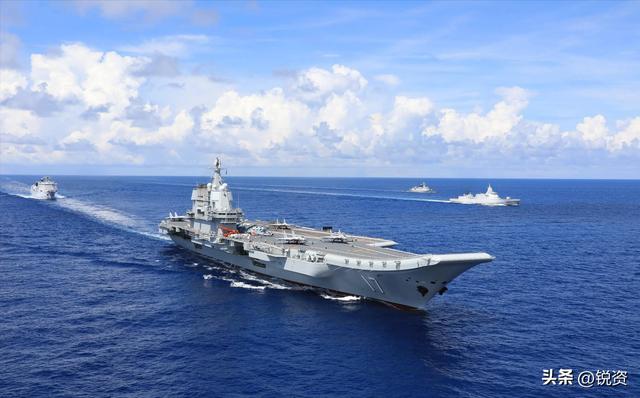 美国战机引起热议！航母暴露致命短板，中国总结经验转化成果