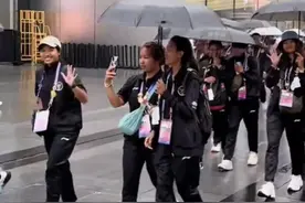 外国运动员雨中逛杭州，直呼这就是他们想象中的中国图片