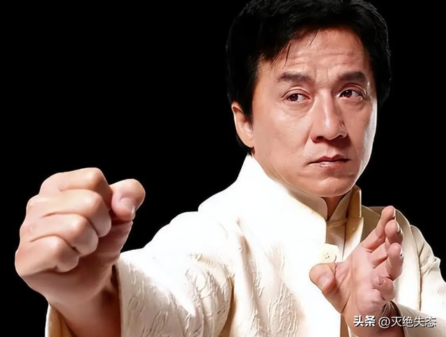 官媒对成龙的称呼变了，三字之差释放强烈信号，王晶那番话没说错