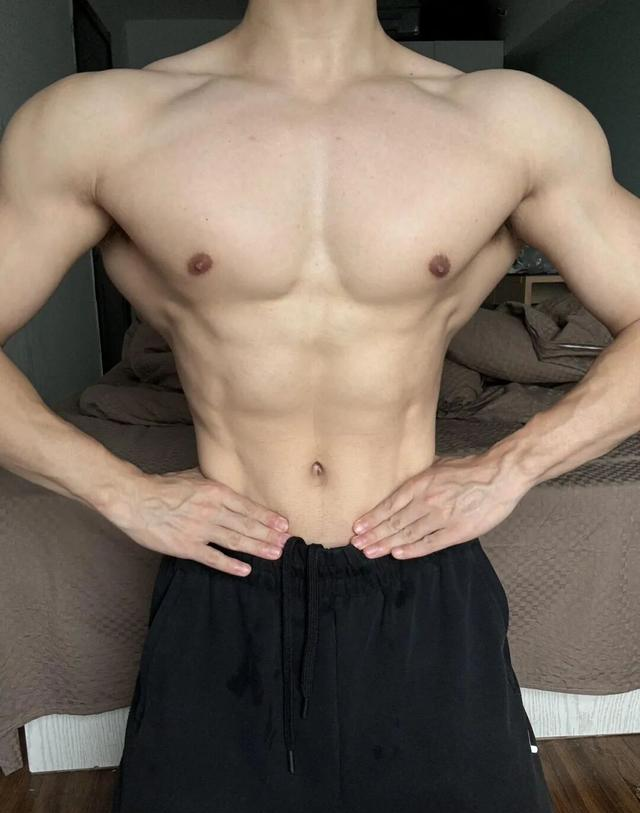 26岁北京自由健身教练，晒泵感肌肉	，这身材可以制霸健身房了