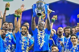2-1、4-2！沙特联赛冠军创奇迹，亚军防线崩塌，C罗夺金靴+破纪录图片