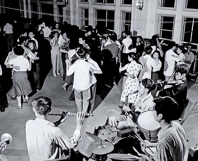 1997年，李鹏总理全家在玉泉山游玩，难得团聚，女儿女婿罕见出镜