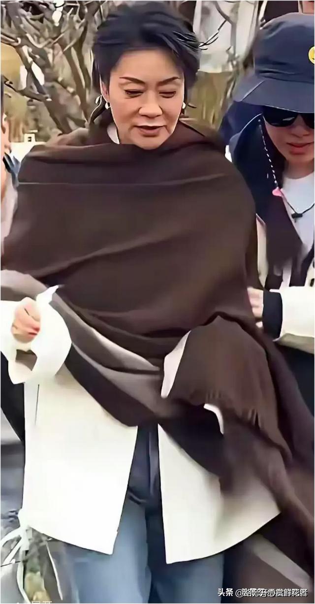 好多年没见的她突然出现在广场，才六十多走路要人扶，快认不出了