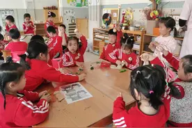 利津县第三实验幼儿园开展“植物染蛋”清明主题活动图片