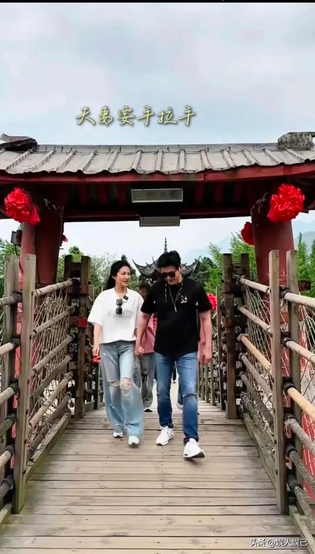 陆毅一家都江堰玩，全家颜值出众腿修长 夫妻携手女儿闹 人生赢家！