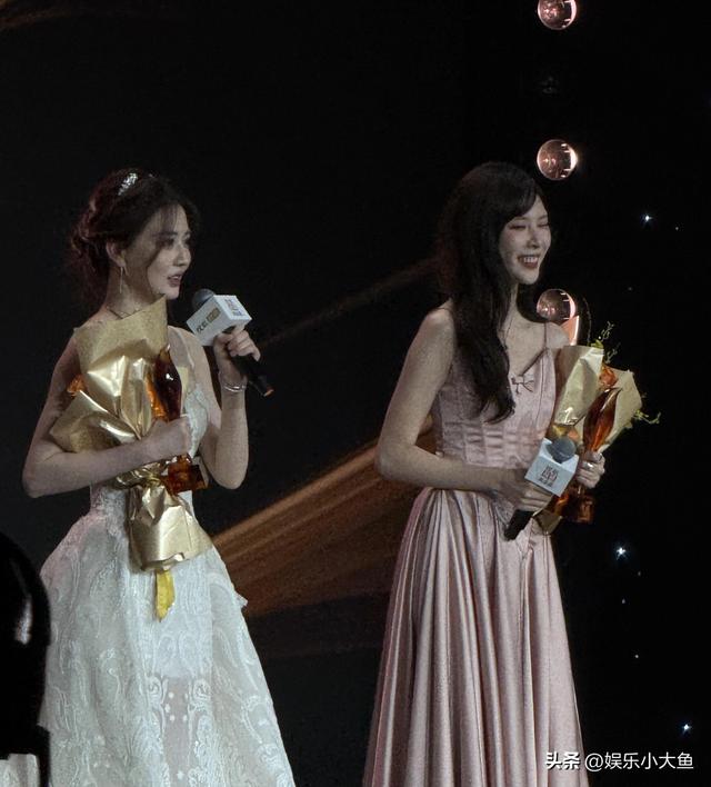 徐璐出席搜狐时尚盛典，穿吊带蕾丝裙勾勒出曼妙身姿，灵动又漂亮