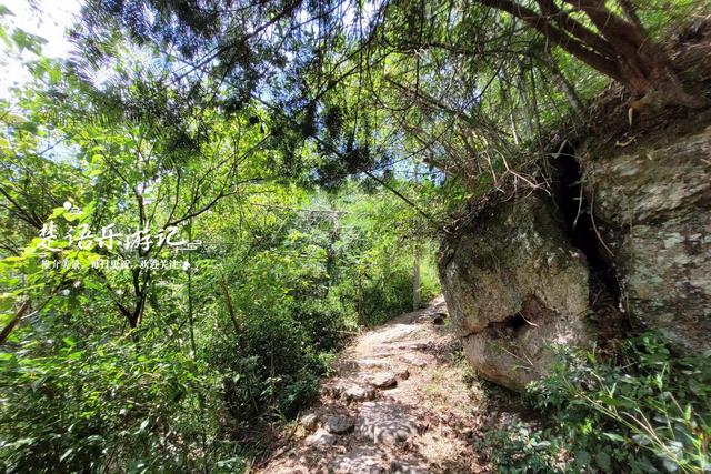 浙江宁波的隐秘山村，群山环抱犹如世外桃源，三折瀑成为玩水胜地