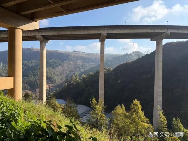 阳光明媚的冬日里,我们爬山去,逛陡坡村、看冬樱花,做晴朗的事