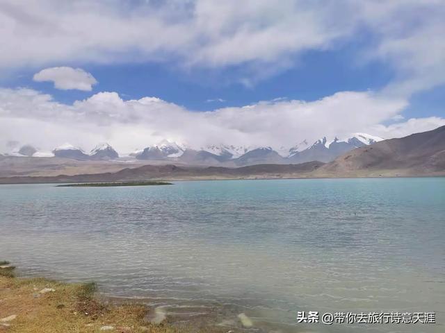 帕米尔高原上的雪峰平湖风光
