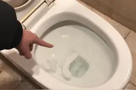 马桶冲水时，千万不要做“这4件事”，很多人不懂，一直做错！图片