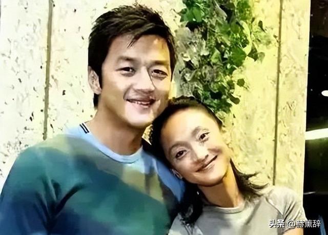 50岁周迅头发花白，瘪嘴模样一脸老态认不出，无儿无女成最大遗憾