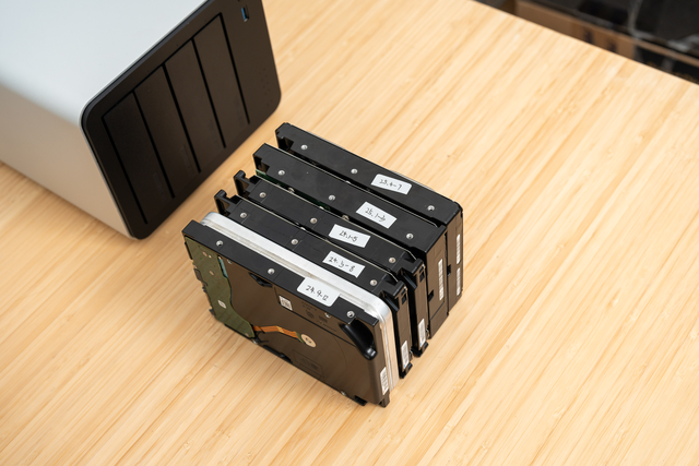 终于摆脱文件烦恼！铁威马 F4-425 Plus：搞定小型工作室文件难题