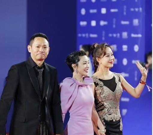 16年前，他在爱妻葬礼上哭到昏厥发誓永不再娶，如今怎么样了？