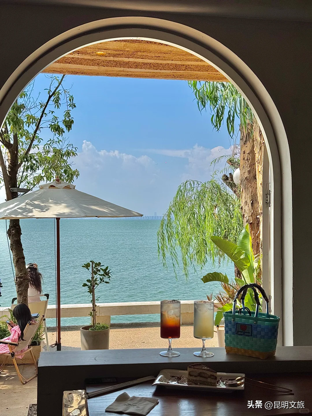 在窗边收藏一整片滇池！海晏村绝美咖啡馆推荐，快码住→