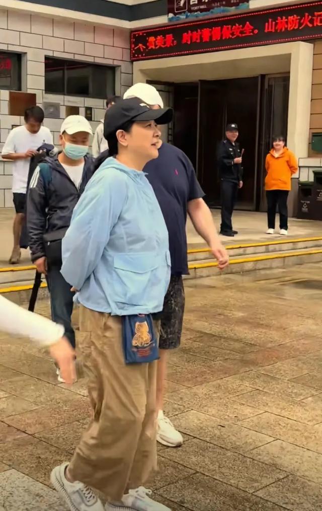 太白山偶遇陈小艺，57岁素颜遛弯，发福明显真成普通阿姨了