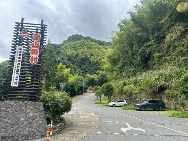 车车车车车又堵上了！一到周末萧山这些村爆火，都是去玩水的，“皮艇都在排队”