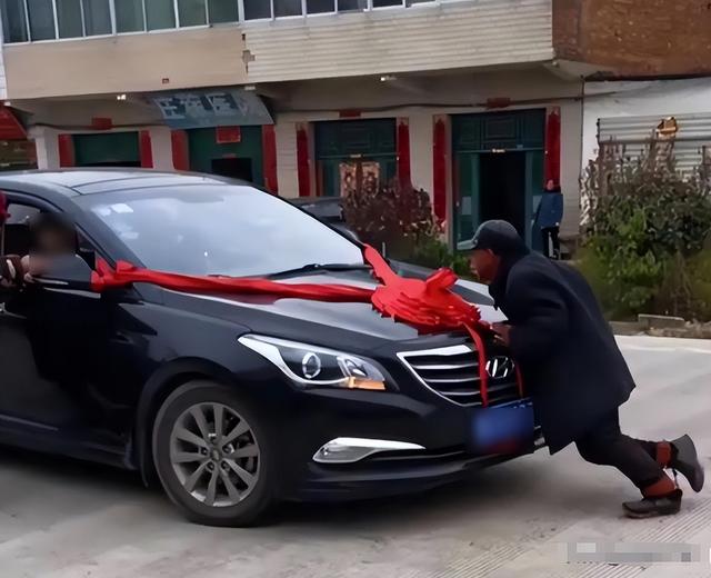 拦婚车要香烟后续，新娘被气哭，6人被警方处罚，网友拍手叫好，