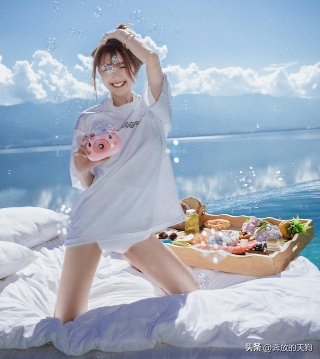 卓仕琳白衬衣度假美图，大长腿吸睛，好唯美的海边氛围