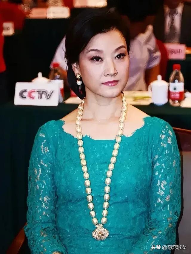 59岁宋祖英私下聚会照流出，穿棉麻衣留短发，印象被完全颠覆了！