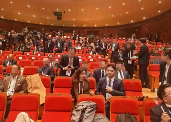 刘强东一句话暴露婚变传闻真相后，恶心一幕出现，奶茶妹妹太可怜