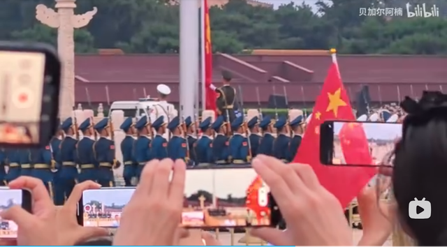 老外到北京看升国旗：穿越30年时空，重写《共和国的早晨》