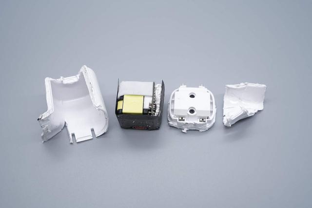 小米新款45W氮化镓小布丁充电器拆解，这些不同点需要注意