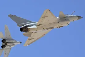 美军彻底慌了！解放军歼10飞越红海上空，2个航母编队都没发现图片