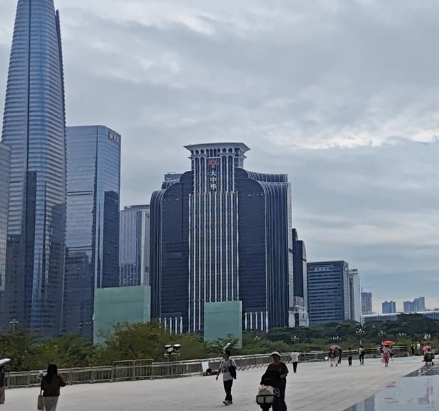 实拍深圳商务中心区摩天楼最密集区域，天际线真壮观！