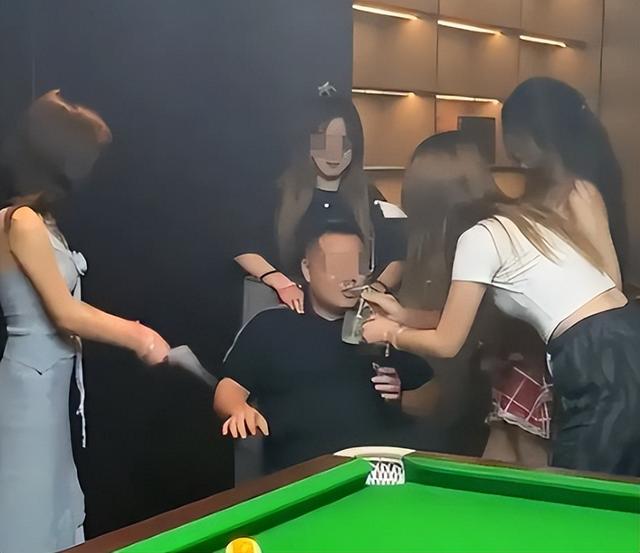 台球厅被曝涉黄，包间内藏玄机，美女陪练988包一杆进洞