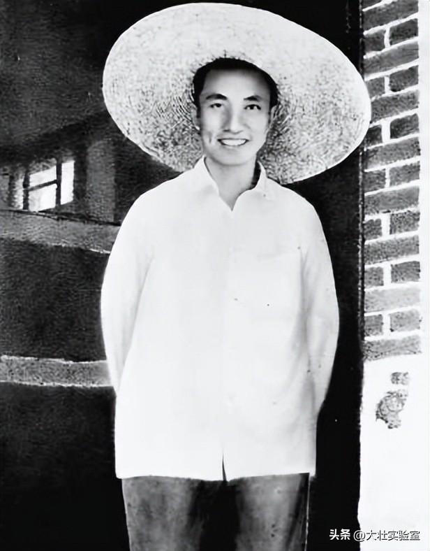 华国锋夫人韩芝俊有多美？1961年全家在长沙留影，30岁她端庄贤惠