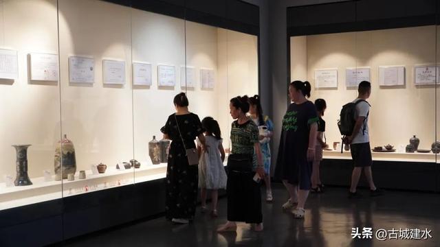“文化纳凉” 建水图博两馆人气旺