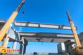 乌鲁木齐西绕城高速最后一榀箱梁完成吊装图片