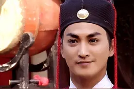 “展昭”扮演者何家劲承认已婚生女图片