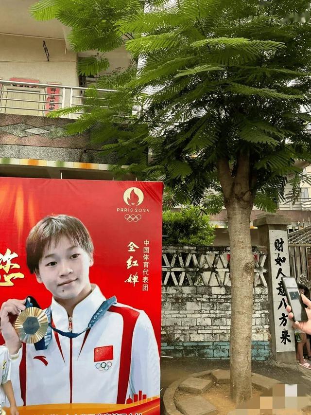 全红婵刚归队，爸爸用她冠军名号赚钱，被骂蹭流量，网友吵翻