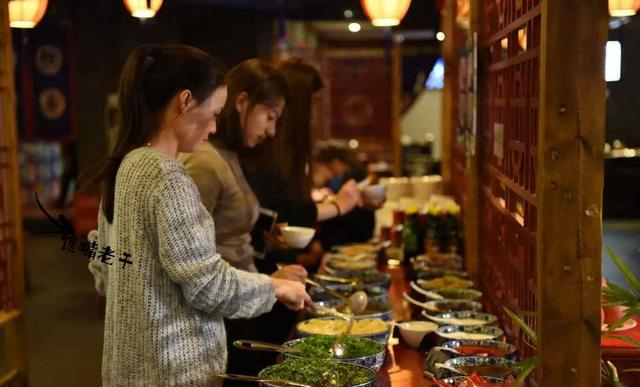 吃火锅，店员频繁热情地问你“加汤”吗？4种暗示，不懂就尴尬了