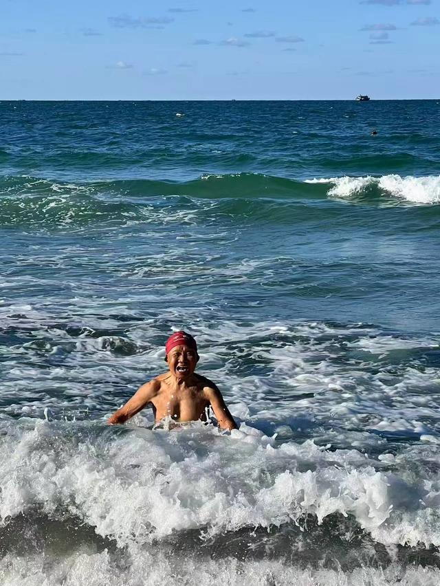 82岁湖北大爷背包独行10年闯世界：解锁四大洲踏遍10余国，一个月花掉近一年退休金，下一站准备征服美洲